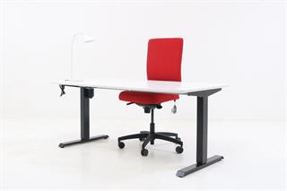 Kontorsæt med bordplade i hvid, stelfarve i sort, hvid bordlampe og rød kontorstol